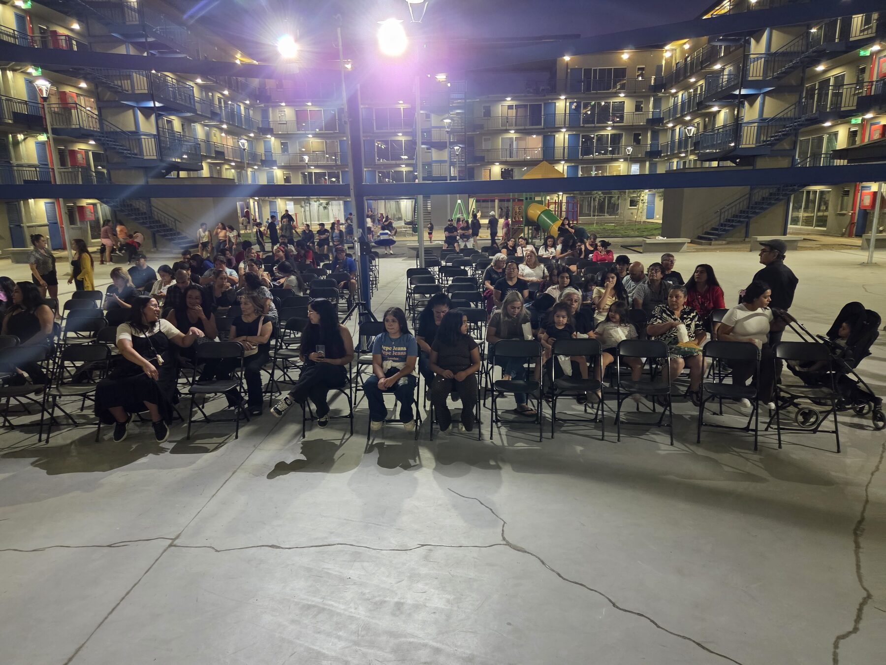 Asamblea vecinal nocturna en el patio del Barrio Maestranza Ukamau 2